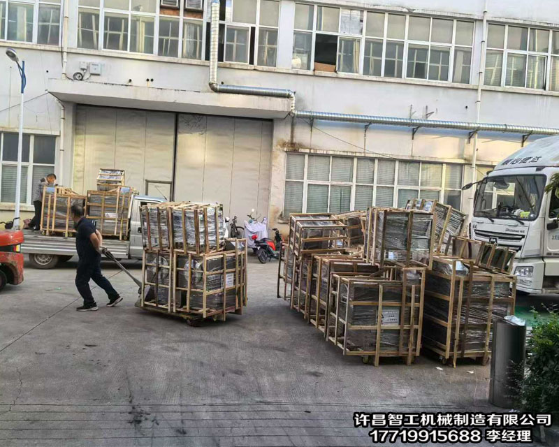 許昌智工60余臺(tái)炒貨機(jī)發(fā)貨 多家物流公司同時(shí)來(lái)廠拉貨!